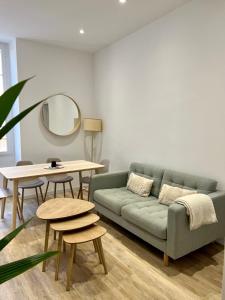 sala de estar con sofá verde y mesa en Charmant 3 pièces à Nice en Niza