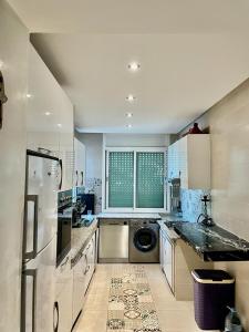 uma cozinha com um frigorífico e uma máquina de lavar louça em كوثر em Kenitra