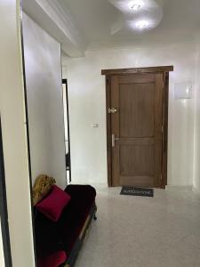 um quarto com uma porta e um sofá e uma porta em كوثر em Kenitra