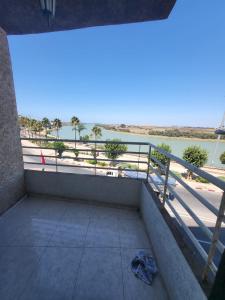 uma varanda com vista para um corpo de água em كوثر em Kenitra
