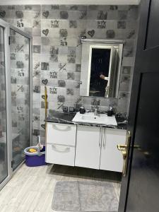 een badkamer met een wastafel en een spiegel bij كوثر in Kenitra