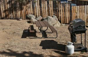 un casque, une table de pique-nique et un gril dans l'établissement Lazy R Cottages- 4 cabin, à Estes Park 2 autres photos