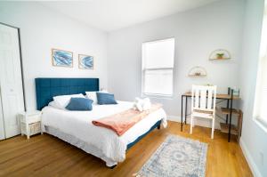 a bedroom with a blue and white bed and a desk at Cozy Stylish Chic , Newly Remodeled Home Ybor, Dt in Tampa