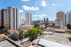 uma vista aérea de uma cidade com edifícios altos em Predio completo com piscina no Itaim Bibi proximo a Faria Lima - Upper Itaim em São Paulo