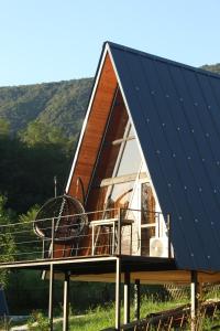 ein kleines Haus mit blauem Dach in der Unterkunft Inn Martvili in Martvili