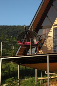 ein Haus mit einer Rampe mit einem Grill darauf in der Unterkunft Inn Martvili in Martvili