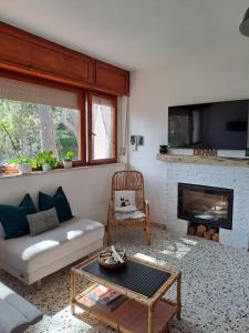 TV a/nebo společenská místnost v ubytování La casa in pineta