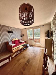 - un salon avec un canapé et une table dans l'établissement APPARTEMENT 310 ECRIN D'HUEZ, à L'Alpe-d'Huez