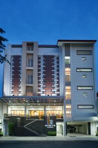 un gran edificio con una escalera delante en Harlys Residence, en Yakarta