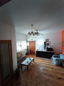 uma sala de estar com um sofá e uma mesa em Casa de Pancho ByB em Mendoza