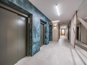 a hallway with a wall painted with blue marble at Hello Apartments Letnica with private parking in Gdańsk