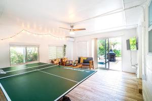 sala de estar con mesa de ping pong en Casita-stylish Garden Home 5 Min To Bayshore Water, en Tampa