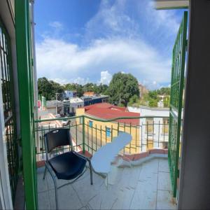 balcón con 2 sillas y vistas a la ciudad en Apartamentos Colonial Sanchez 264, en Santo Domingo