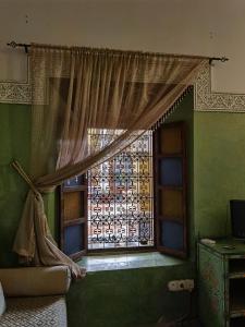 ein Fenster mit Vorhang in einem Zimmer in der Unterkunft Palais didi in Meknès