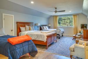 1 Schlafzimmer mit 2 Betten und einem Fenster in der Unterkunft Cascade Cabin Hideaway with Views, half Mi to Lake in Cascade