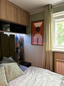 1 dormitorio con cama y ventana en Mieszkanie w Pruszkowie, en Pruszków