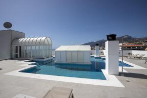 a swimming pool on the roof of a building at EDEN RENTALS Seaside Getaway in Puerto de Santiago