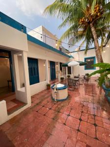 Casa con patio con mesa y sombrilla en Bleu Downtown en Campeche