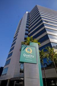 um edifício alto com um sinal em frente em Quality Hotel São Caetano em São Caetano do Sul