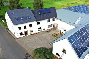 an aerial view of a house with solar panels at Speedys Bed & Breakfast in Reimerath