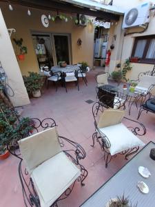 een patio met stoelen en tafels en een tafel bij Casa de Pancho ByB in Mendoza