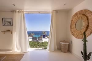 Habitación con ventana grande con vistas al océano. en LES SUITES LOVE 3 SPA VUE MER PISCINe, en Marsella