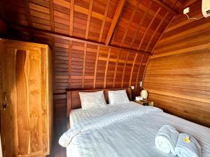 Кровать или кровати в номере The Joglo Tegeh Buhu