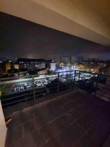 - un balcon offrant une vue sur la ville la nuit dans l'établissement Chic Studio Pallady, à Bucarest