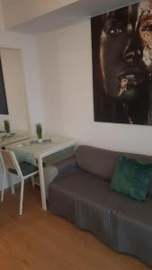 - un salon avec un canapé et une table dans l'établissement Chic Studio Pallady, à Bucarest