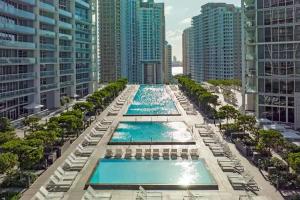 uma vista panorâmica de duas piscinas numa cidade em PENTHOUSE 2BR ICON WHOTEL Brickell Miami em Miami