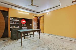 a dining room with a table and a stop sign on the wall at OYO Flagship Naveen Stay 2 in Gurgaon