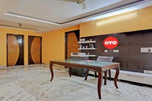 a office with a table and a sign on the wall at OYO Flagship Naveen Stay 2 in Gurgaon