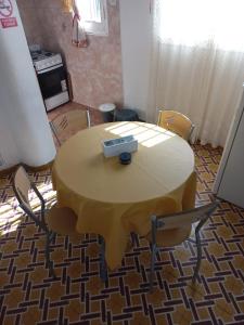 Una mesa y sillas con una caja encima. en El mandala 2 depto centrico con cochera., en La Falda