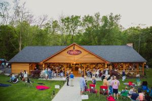 een groep mensen die buiten een gebouw staan bij Stroudsmoor Country Inn in Stroudsburg