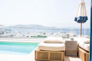 une chambre d'hôtel avec vue sur la piscine dans l'établissement Νumi Boutique Hotel, à Mykonos