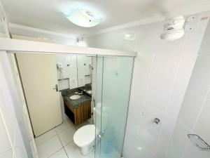 um banheiro com chuveiro, vaso sanitário e pia em Lacqua Diroma I A 5 CN-GO em Caldas Novas