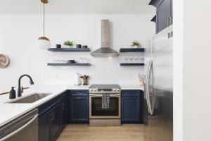 Köök või kööginurk majutusasutuses Modern Spacious Condo with Parking by Downtown Broadway