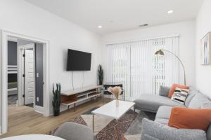 Televiisor ja/või meelelahutuskeskus majutusasutuses Modern Spacious Condo with Parking by Downtown Broadway