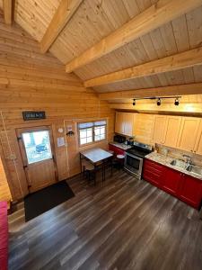 einen Blick über eine Küche in einem Blockhaus in der Unterkunft The Pines Cottage On The Lake in Otter Lake