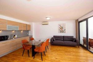 sala de estar con mesa y sofá en Blue Horison Apartments by In Property en Pržno