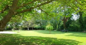 a park with a picnic table in the grass at Le Mas des Vergers in Salon-de-Provence