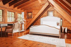 een slaapkamer met een bed en een bureau op zolder bij Couples Serenity Cabin Waterfall Lake in Milford