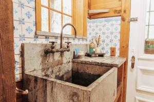 una cocina sucia con fregadero en una habitación en Couples Serenity Cabin Waterfall Lake, en Milford