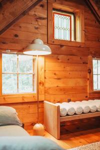 1 dormitorio en una cabaña de madera con 1 cama y 1 lámpara en Couples Serenity Cabin Waterfall Lake, en Milford