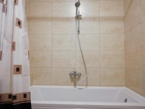 Un baño con ducha y bañera. en Apartment Anatolia of Becici, en Bečići