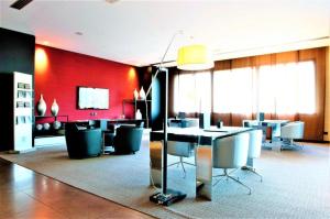 Televízia a/alebo spoločenská miestnosť v ubytovaní AC Hotel Padova by Marriott