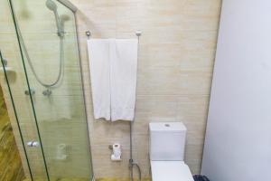 a bathroom with a shower with a toilet and a glass shower stall at 1115 Flat Triplo Garvey - Arena BRB in Brasilia +6 photos