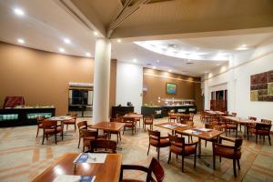 a dining room with wooden tables and chairs at Hotel Colon Salinas in Salinas