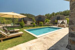 una imagen de una piscina en una villa en IZZ Getaway - Adults Only, en Göcek