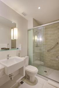 een badkamer met een toilet, een wastafel en een douche bij Quality Hotel São Caetano in São Caetano do Sul